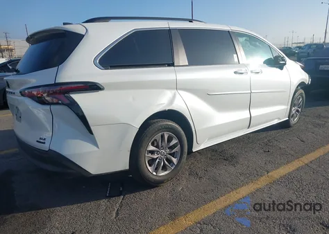 2022 Toyota Sienna Xle z USA, uszkodzony, nr VIN 5TDJRKEC7NS135845